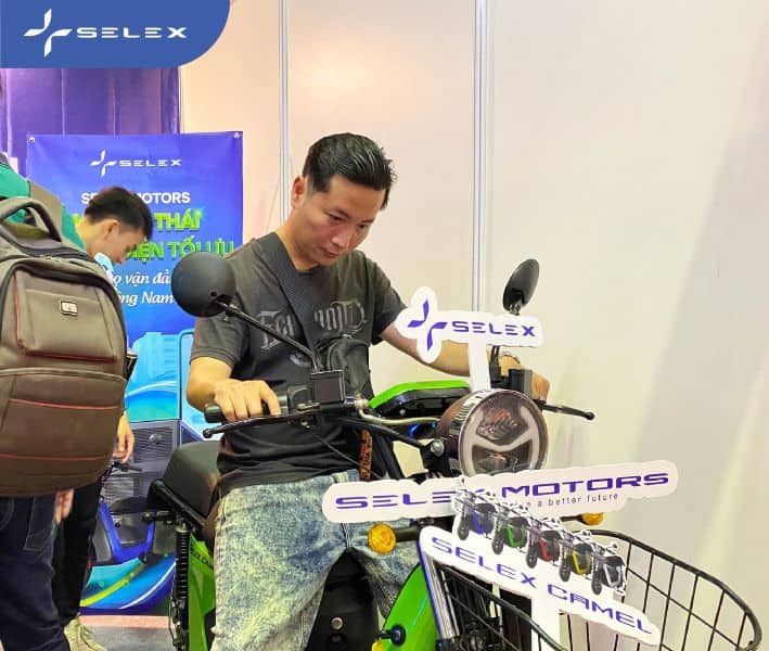 Khách hàng trải nghiệm xe máy điện Selex Camel trong triển lãm Autotech & Accessories 2023