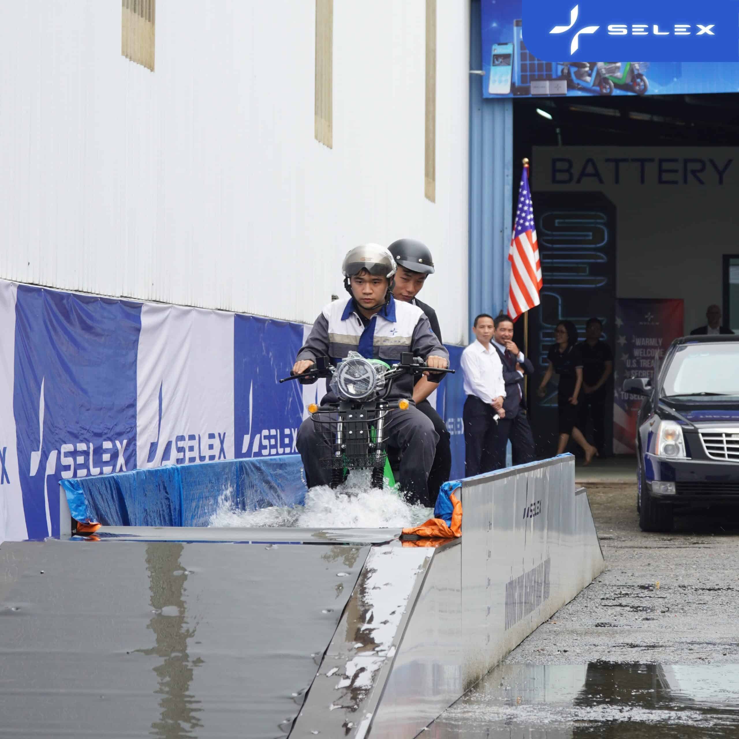 Selex Camel confidently runs underwater as Hanoi gets flooded by heavy rain