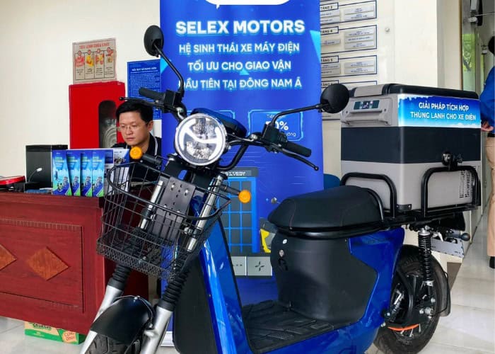Xe máy điện có cần lắp gương không?