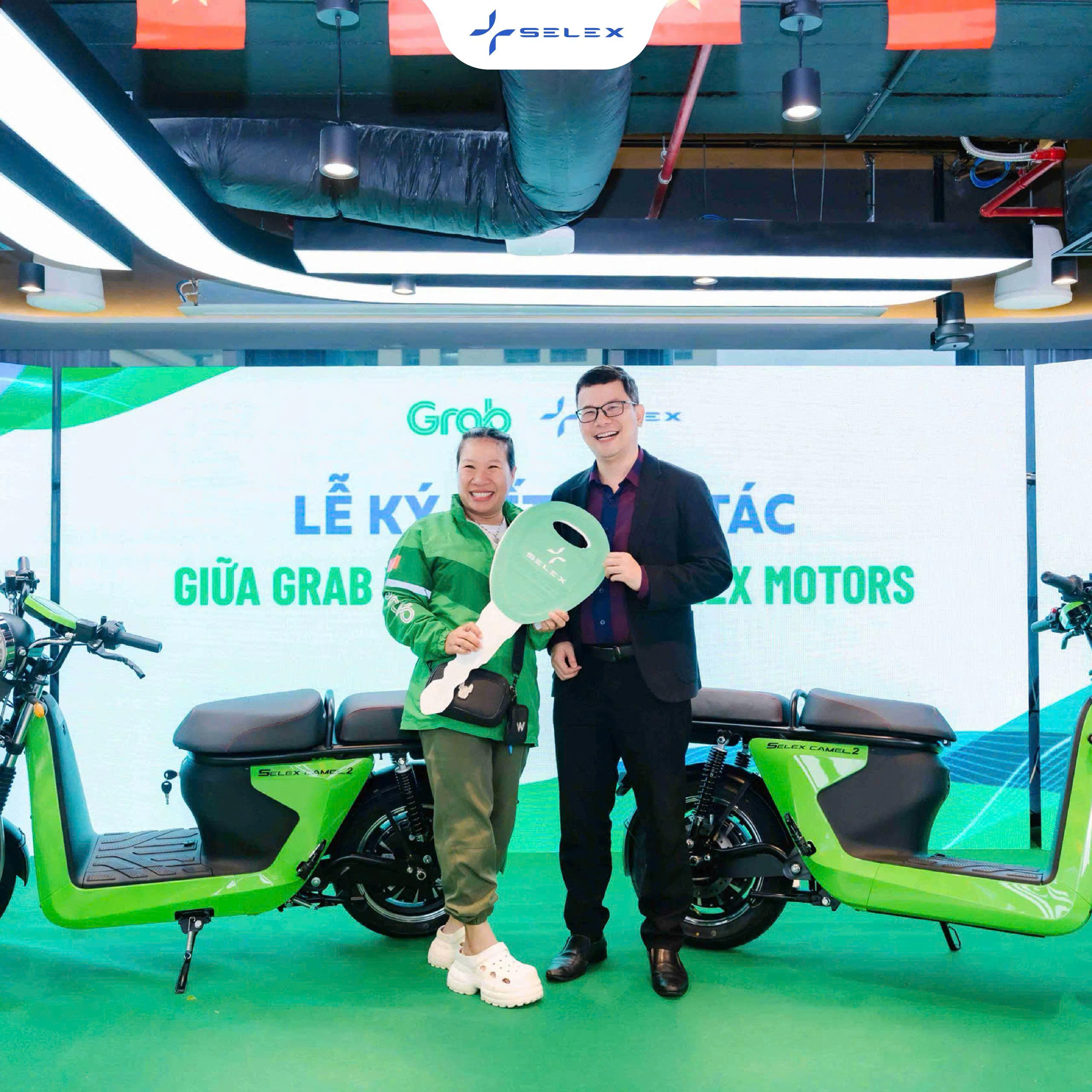 Selex Motors &#038; Grab Việt Nam chính thức ký kết hợp tác chiến lược Chuyển đổi 3.000 tài xế công nghệ sang xe máy điện