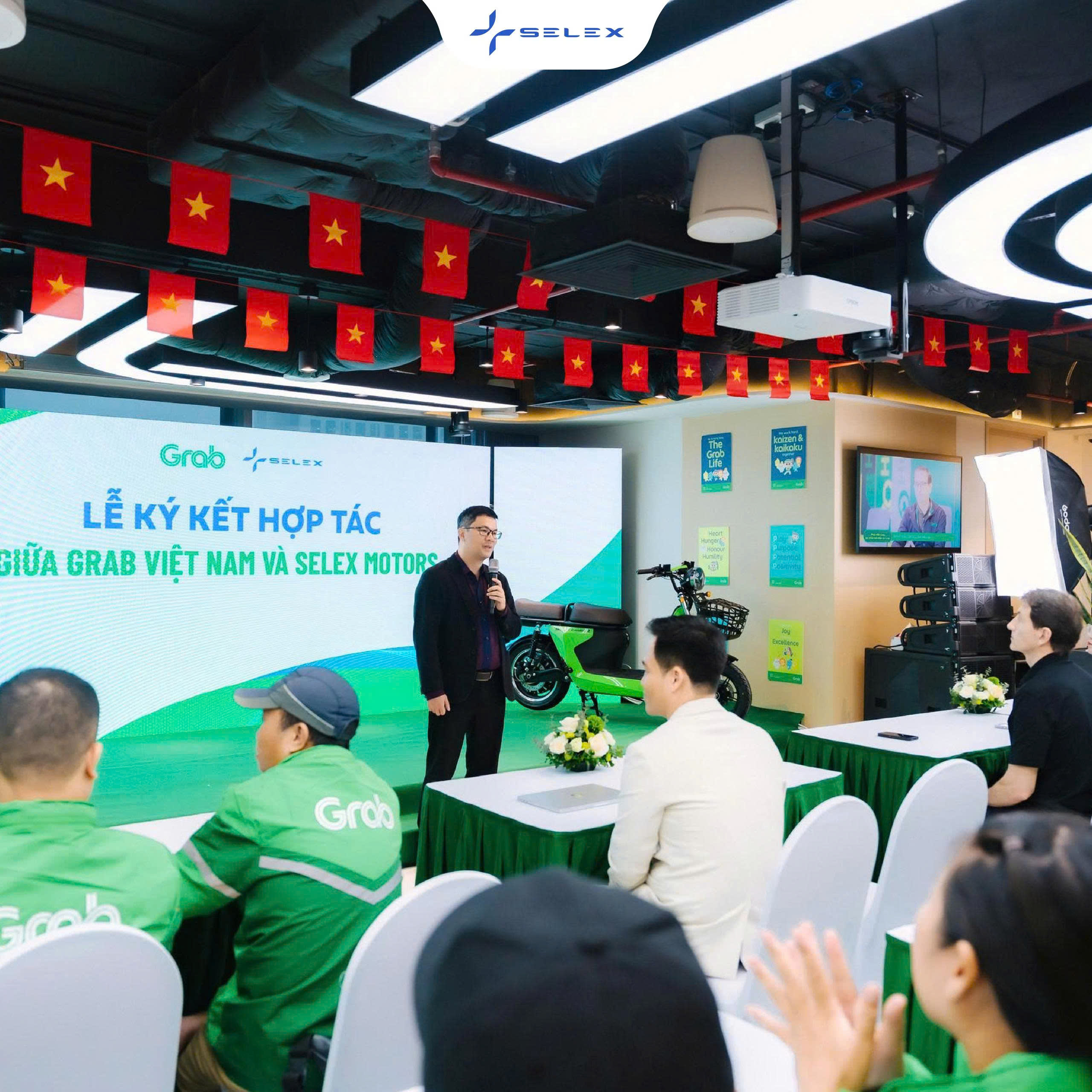Selex Motors &#038; Grab Việt Nam chính thức ký kết hợp tác chiến lược Chuyển đổi 3.000 tài xế công nghệ sang xe máy điện