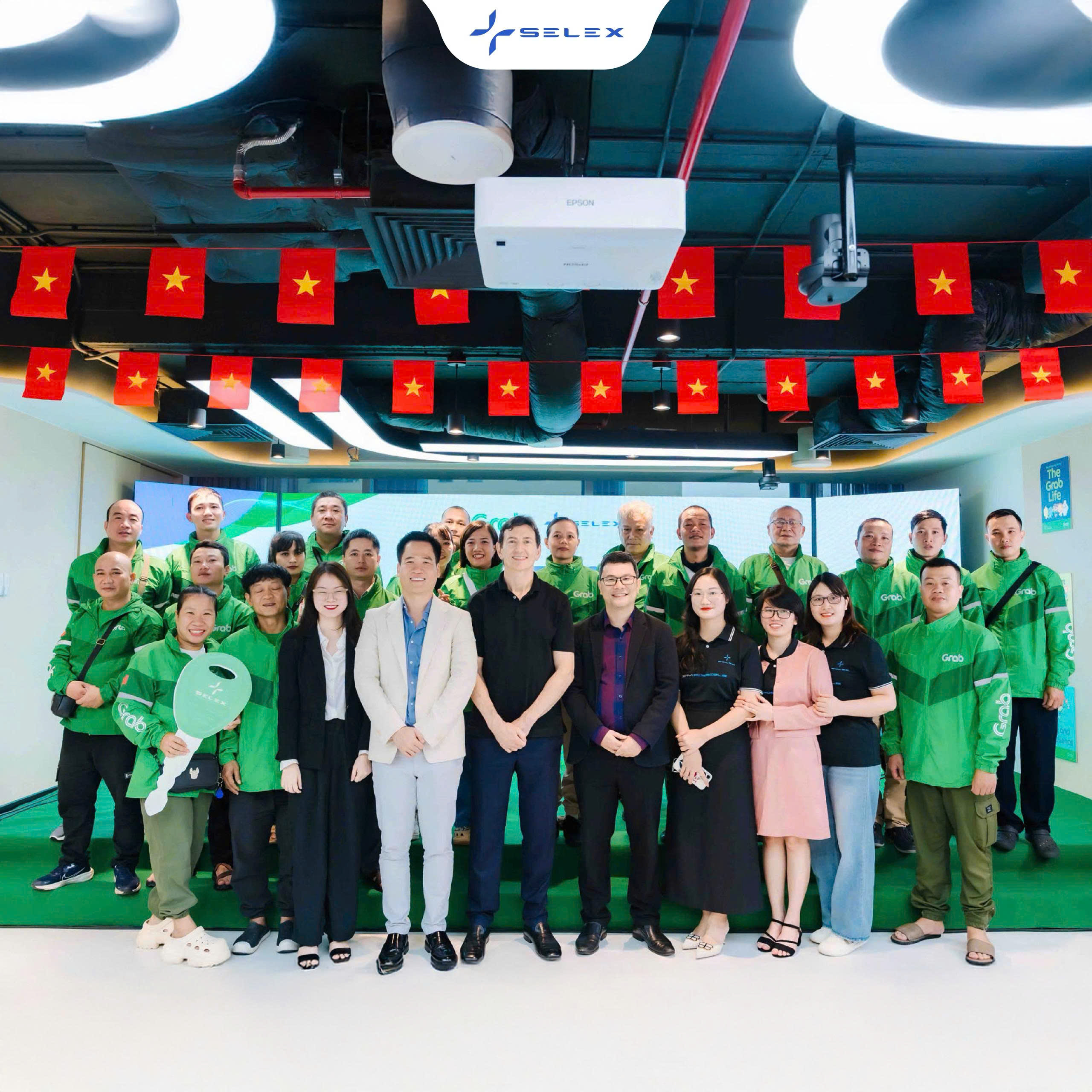 Selex Motors &#038; Grab Việt Nam chính thức ký kết hợp tác chiến lược Chuyển đổi 3.000 tài xế công nghệ sang xe máy điện